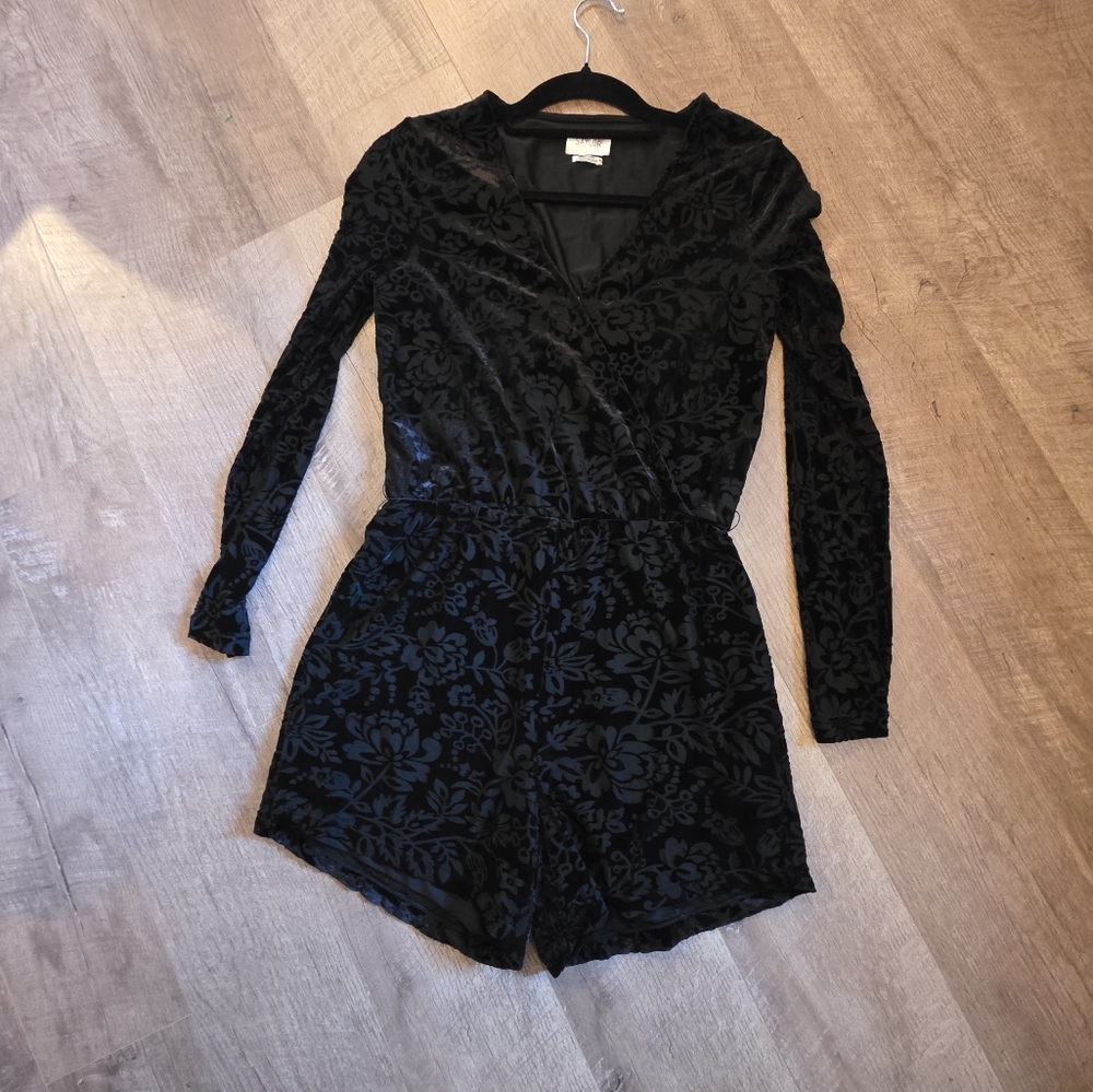 Saylor Black Burnout Velvet Long Sleeve Romper Sz XS